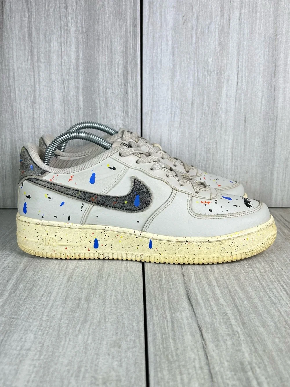 Nike Air Force 1 One LV8 Taupe Paint Splatter Sneaker Shoes Womens Size 8.5 7Y